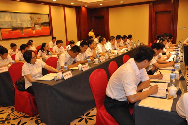 12.與會(huì)人員認(rèn)真聽取會(huì)議并做記錄.jpg