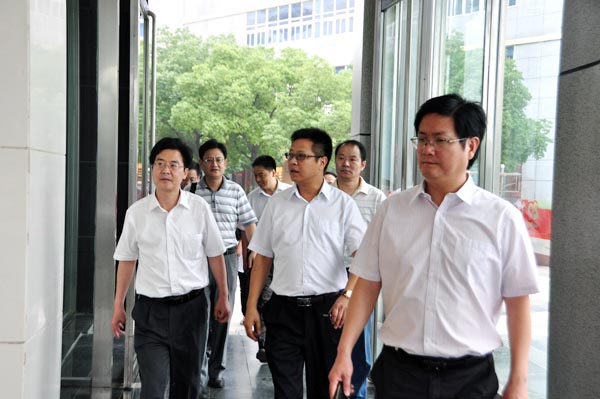 8.考察組一行來到華億國(guó)際購物中心.jpg