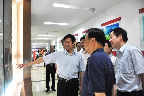 5.在集團總部，項義水水董事長像考察團介紹集團“三五”規(guī)劃.jpg