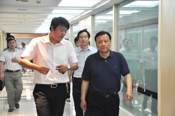 4.在華億置業(yè)公司，項領(lǐng)總裁向考察團介紹華億地產(chǎn)項目發(fā)展情況.jpg