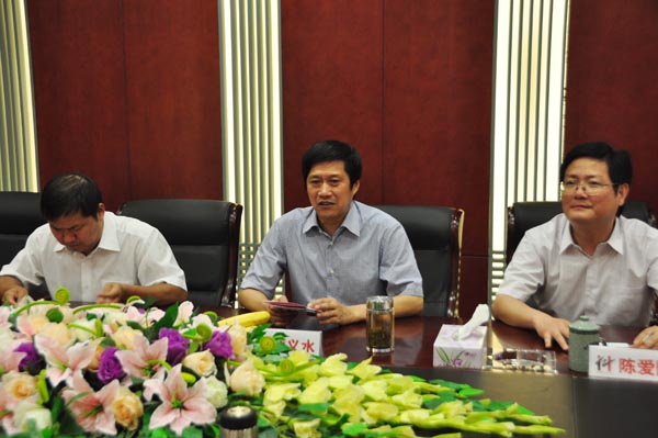 4.董事長(zhǎng)項(xiàng)義水向考察組作企業(yè)介紹.jpg