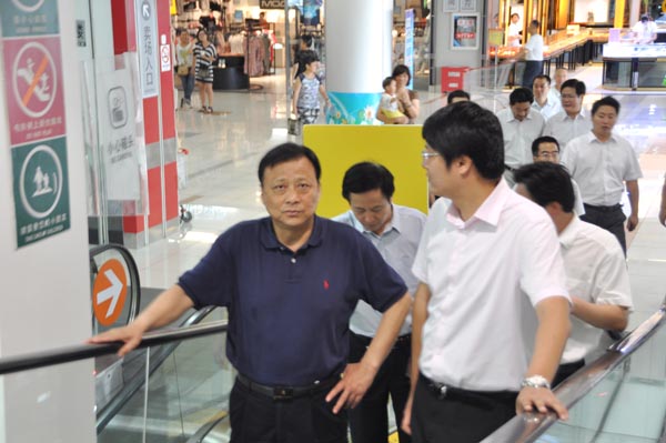 2.項領(lǐng)總裁向陳良平主席介紹華億商業(yè)廣場的運營發(fā)展情況.jpg