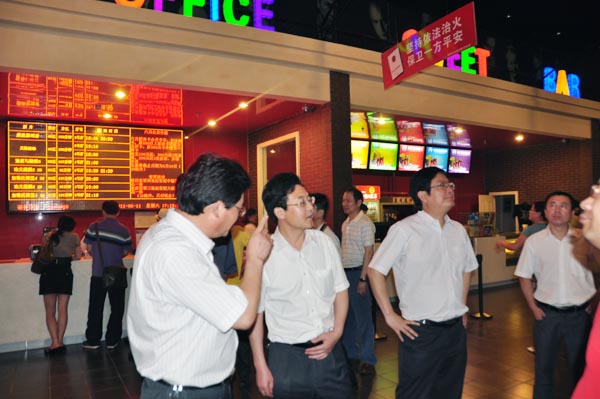 11.考察組對(duì)影城商業(yè)廣場(chǎng)店表示出很高的評(píng)價(jià).jpg