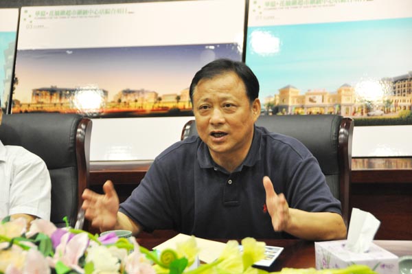 8.陳良平主席對華億集團的發(fā)展成果表示贊賞，并希望華億集團投資銅陵.jpg