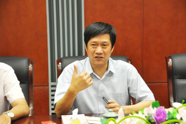 7.項義水董事長向考察團介紹華億集團發(fā)展狀況.jpg