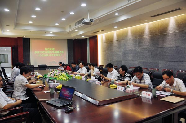 3.在集團(tuán)會(huì)議廳，集團(tuán)領(lǐng)導(dǎo)班子向考察組進(jìn)行座談.jpg